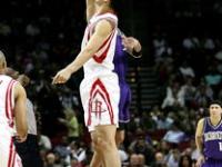 休斯顿火箭首回合横扫上海申花，姆巴佩砍下8记关键球，全场沸腾