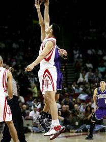 休斯顿火箭首回合横扫上海申花，姆巴佩砍下8记关键球，全场沸腾